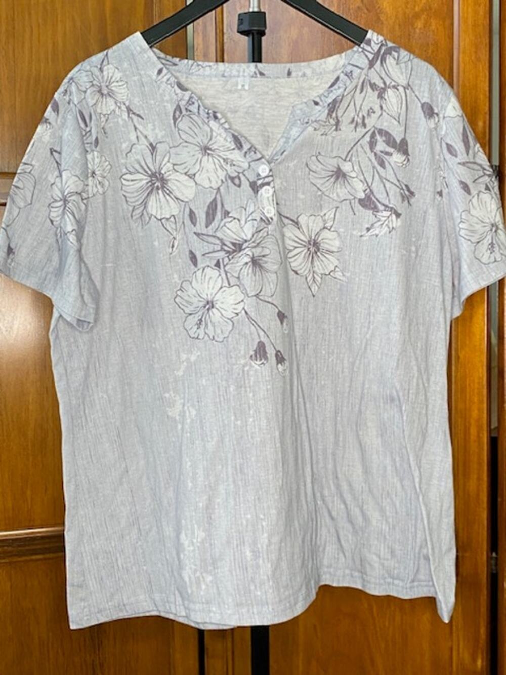 Women’s XL Floral Henley Top Gray Purple Short Sleeve Lightweight Casual Boho